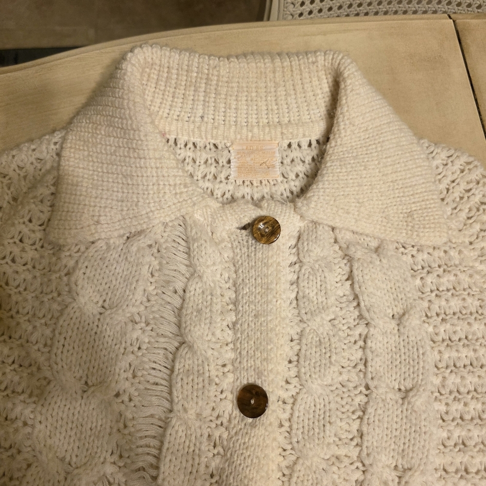 ✨ VINTAGE 70s Boho Cream Cable Knit Fringe Cape – Arm Openings – Cozy! - Picture 10 of 16